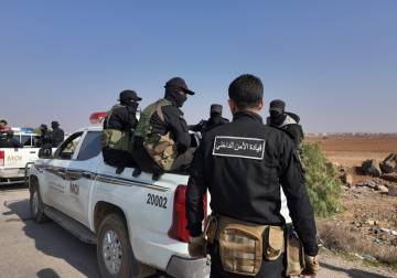 القبض على مطلوب للعدالة وضبط مستودعات أسلحة في درعا