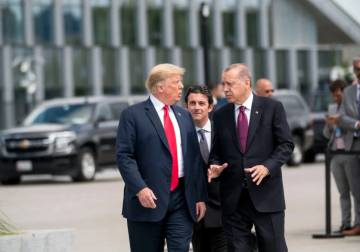 أردوغان يؤكد لترامب أهمية رفع العقوبات عن سوريا وإعادة الاستقرار