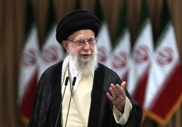 خامنئي يحذر من 