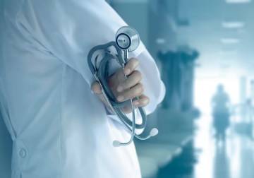 تحديات المعادلة والاستيعاب: أزمة الأطباء السوريين خريجي الجامعات غير السورية 