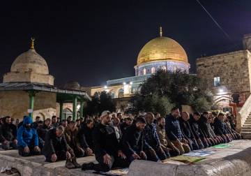 القدس.. آلاف الفلسطينيين يقيمون التراويح بالمسجد الأقصى