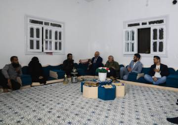 محافظ حمص ورئيس نادي الوحدة يزوران عائلة الشهيد عبد الباسط الساروت للاعتذار عن إساءات جماهيرية