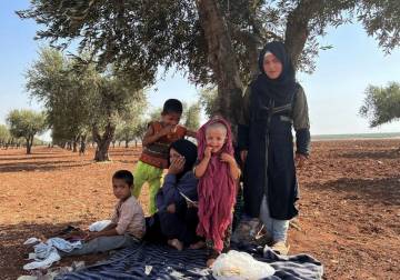 أم سورية تبحث عن مأوى لأطفالها الستة بعد أن ناموا ليلتهم الأولى في العراء