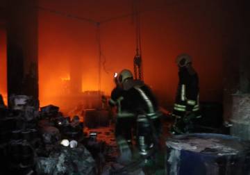 إخماد حريق في معمل للدهان بريف إدلب