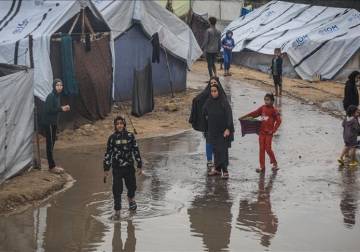 الأمطار تغرق عشرات الخيام بمواصي خان يونس وتحذير من كارثة إنسانية