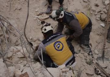 ارتفاع ضحايا انهيار مبنى سكني في حي الأشرفية بحلب إلى 8 قتلى