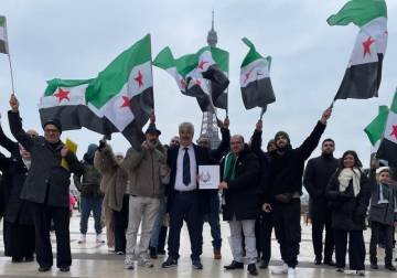 وقفات تضامنية لسوريين في باريس رفضاً للتقسيم وتنديداً بانتهاكات 