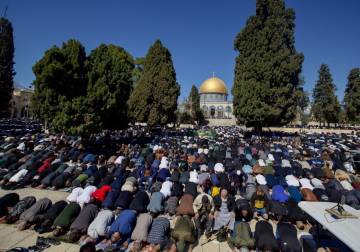 80 ألف مصلٍ يؤدون صلاة الجمعة الأولى من رمضان بالمسجد الأقصى 