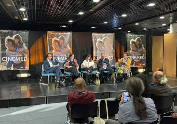 سوريا جميلة المتوسط وعروسته زيَّنتْ شعرها على ضفافه وأنغامه و موسيقاه