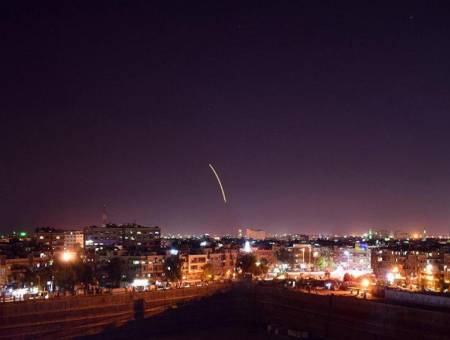 إسرائيل تعتدي على محيط مطار دمشق... والنظام يرد بـ مضادات قديمة إسرائيل تعتدي على محيط مطار دمشق... والنظام يرد بـ مضادات قديمة