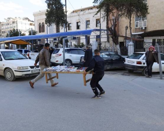 دوريات بلدية حماة تطلق حملة لإزالة البسطات: بين التنظيم والقلق التجاري
