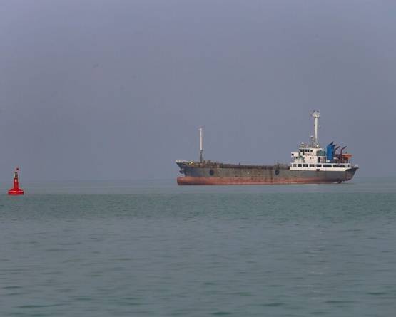 إيران تعيد إغلاق مضيق هرمز