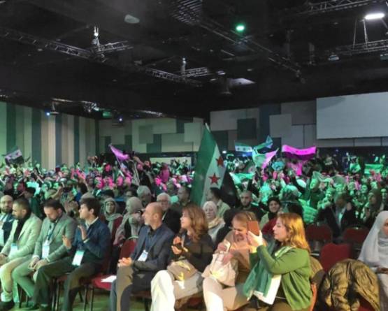 السوريون في باريس يختتمون شهرًا من الاحتفالات بالذكرى الأولى لتحرير بلادهم