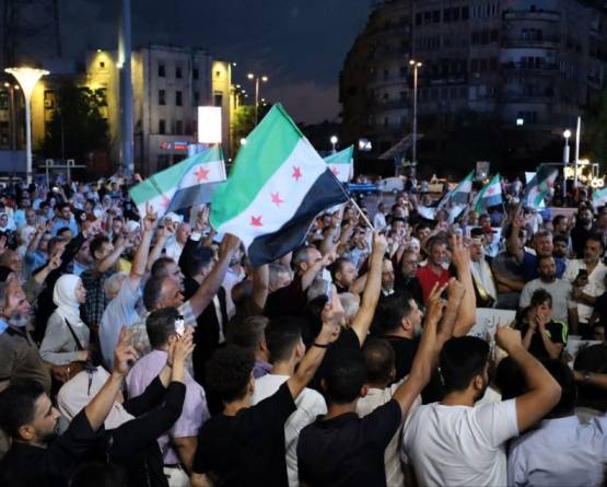 مظاهرات في عدة محافظات سورية تندد بالاعتداءات الإسرائيلية وتؤكد دعم الجيش