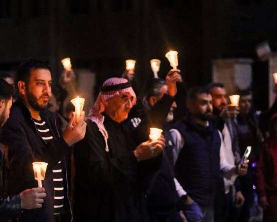 درعا.. مسيرة بالشموع تخليدًا لذكرى أول مجزرة ارتكبها نظام الأسد عام 2011