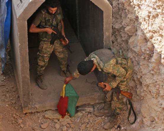 الرقة فوق الفراغ: كيف استثمرت المليارات تحت الأرض وتركت المدينة للدمار