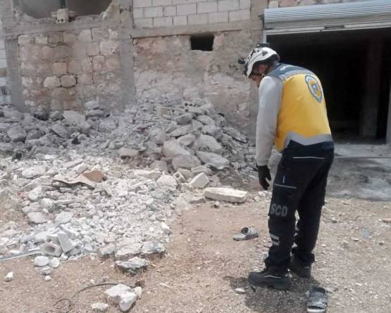 إصابة 3 مدنيين بينهم طفلان بانفجار لغم من مخلفات الحرب في سراقب