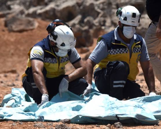 الدفاع المدني ينتشل رفات 4 أشخاص من مقبرة جماعية في ريف درعا