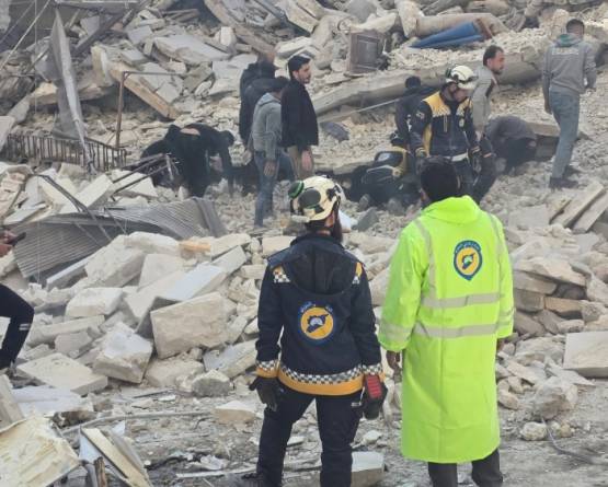 انهيار بناء سكني في حي الأشرفية بحلب وعمليات إنقاذ لانتشال عالقين