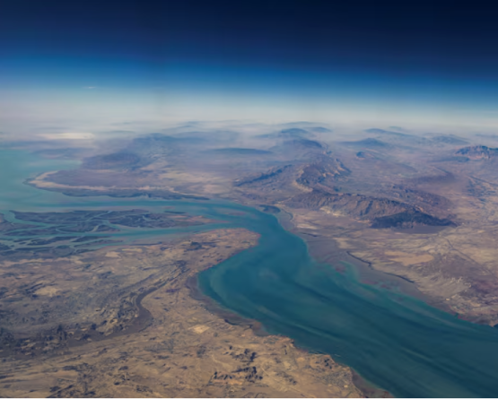 إيران تعلن فتح مضيق هرمز بالكامل