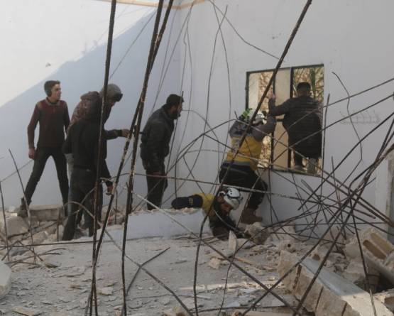 وفاة عاملين وإصابة آخرين بانهيار سقف منزل في معرة النعمان
