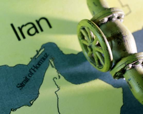 توقعات باستمرار ارتفاع النفط مع تزايد المخاطر في مضيق هرمز