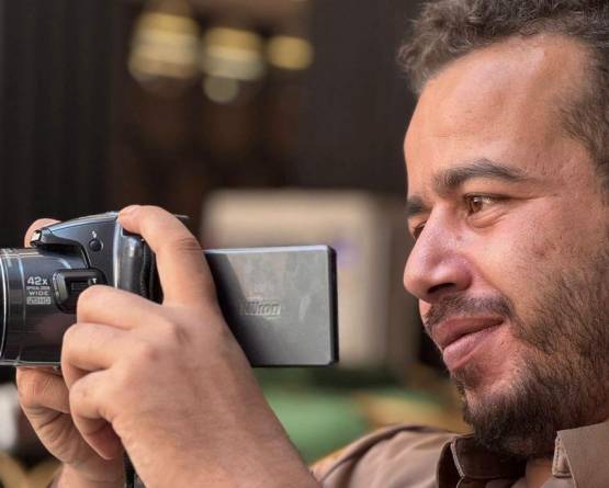 الصحفي عمار الحميدي يتعرض للاستدعاء والتحقيق وتفتيش هاتفه في مقر الأمن الداخلي بالرقة