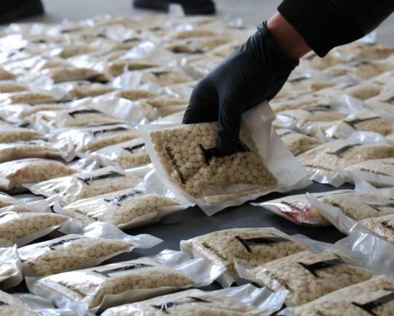 تنسيق أمني سوري-عراقي يطيح بمطلوبين دوليين ويصادر 300 ألف حبة 