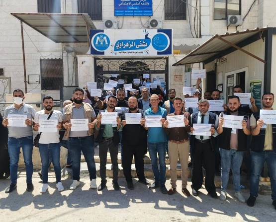 احتجاجات في إدلب ضد وفد IMC بقيادة وفاء صادق: اتهامات بفرض شخصيات موالية الأسد وتهديد بوقف الدعم الإنساني