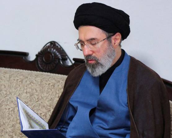 مجتبى خامنئي مرشداً جديداً لإيران
