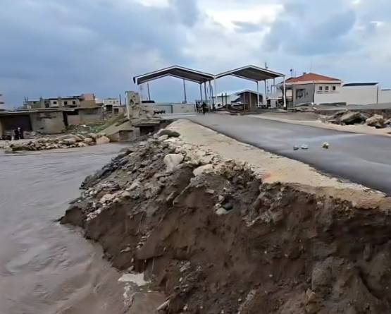 توقف مؤقت لحركة العبور في منفذ العريضة الحدودي بسبب تضرر الجسر جراء السيول