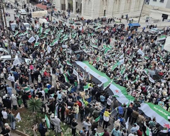 جبلة تحتفي بعيد التحرير.. مسير جماهيري وقناديل مضيئة تجمع السوريين على وحدة الوطن