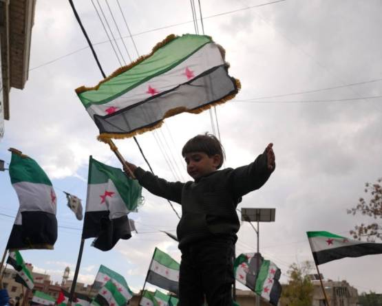 سوريا تحتفل بالذكرى الأولى لتحرير البلاد بعروض عسكرية وحشود شعبية