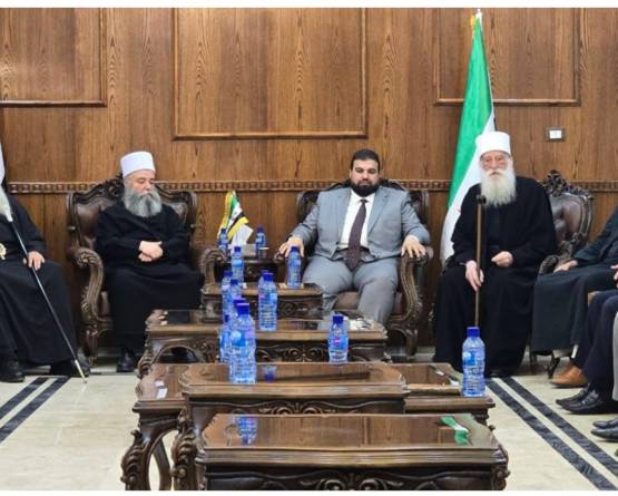 محافظ السويداء يلتقي مشايخ ووجهاء المحافظة: تأكيد على وحدة الخطاب وتفعيل الضابطة العدلية