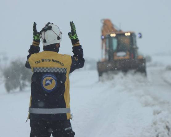 فرق الدفاع المدني تواصل فتح الطرق المغلقة جراء الثلوج والأمطار في عدة محافظات
