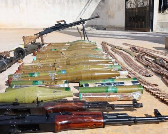 الأمن الداخلي يوقف مطلوبين ويضبط أسلحة وورشة لتصنيع المتفجرات