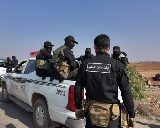 القبض على مطلوب للعدالة وضبط مستودعات أسلحة في درعا