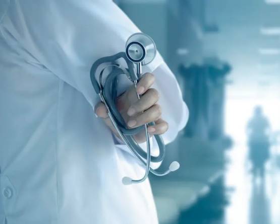 تحديات المعادلة والاستيعاب: أزمة الأطباء السوريين خريجي الجامعات غير السورية 