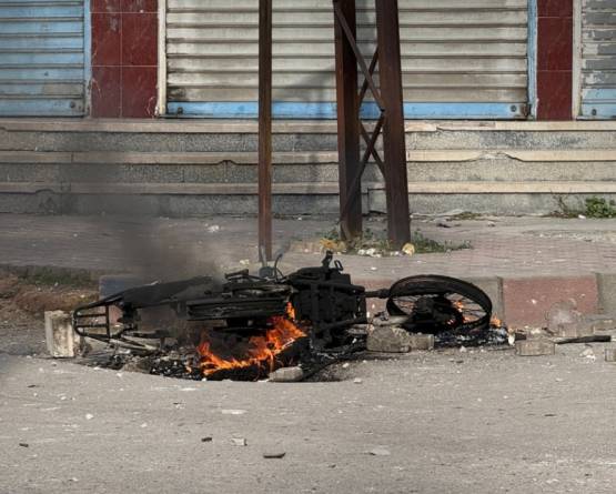 3 وفيات و60 مصابًا جراء اعتداءات فلول النظام البائد خلال احتجاجات اللاذقية