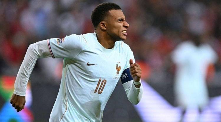 مبابي يغادر معسكر فرنسا بعد إصابة ركبته ويعود إلى ريال مدريد للعلاج