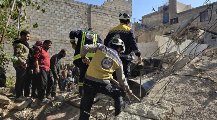 وفاة 3 أشخاص بانهيار منزل في دوما بريف دمشق