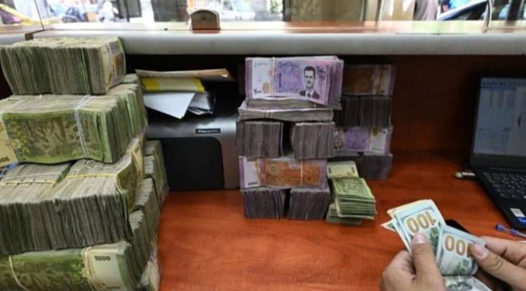 سعر صرف الليرة مقابل الدولار يتم أسبوعاً من الاستقرار