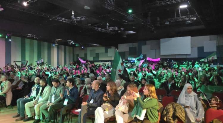 السوريون في باريس يختتمون شهرًا من الاحتفالات بالذكرى الأولى لتحرير بلادهم