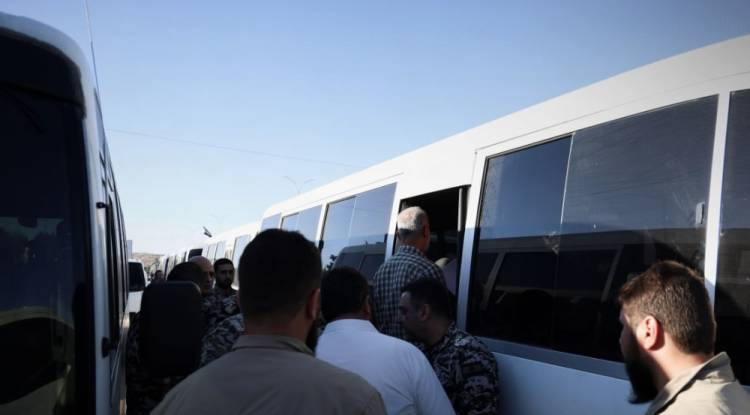 استلام دفعة ثانية من السجناء السوريين المحكومين في لبنان تضم 128 سجيناً