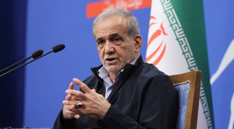 رئيس إيران يعلن وقف استهداف الدول المجاورة 