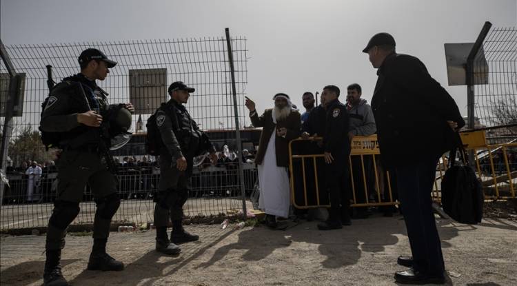 الاحتلال يقيد وصول فلسطينيين من الضفة للصلاة في الأقصى
