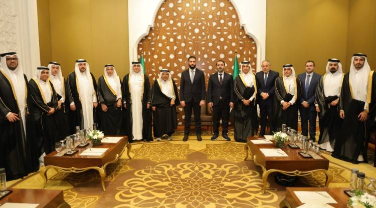 الشرع يعقد جلسة مع رابطة رجال الأعمال القطريين في الدوحة