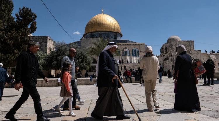 100 ألف فلسطيني يؤدون الصلاة بالأقصى في أول جمعة بعد إغلاق 40 يوما