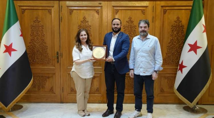 محافظ حلب يكرم الفنانين يارا صبري وماهر صليبي بدرع الوفاء