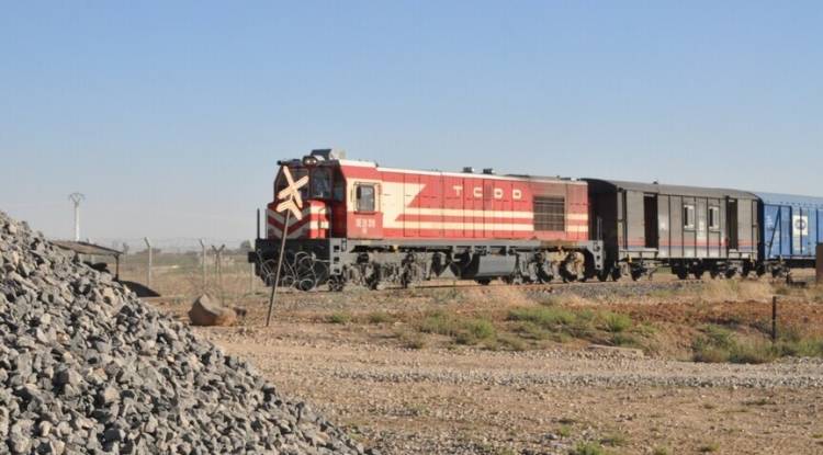 تركيا تعيد تشغيل خط سكة حديد محاذية للحدود مع سوريا